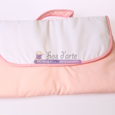 Bolsa de tecido cor-de-rosa clara com aba branca e borda rosa com texto impresso