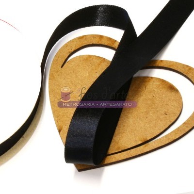 Fita preta acetinada sobre coração de cartão