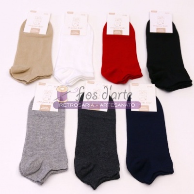 Sete pares de meias curtas de algodão em várias cores, cada um com etiqueta branca, sobre fundo branco