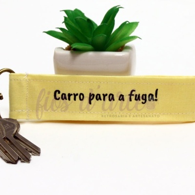 Porta-chaves em tecido Carro para a fuga! (amarelo claro)