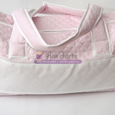 Bolsa de bebé rosa e branca acolchoada com alças