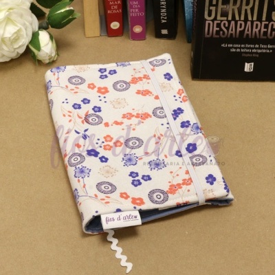 Capa para livro com padrão floral azul, roxo e coral e fecho elástico branco