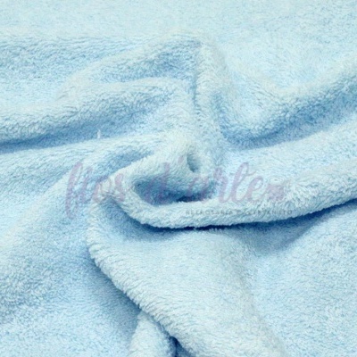 Toalha de banho azul clara com textura felpuda dobrada