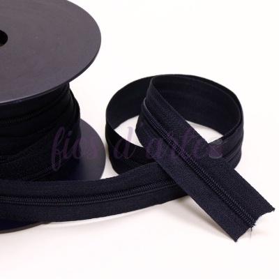 Rolo de fecho éclair preto em tecido com dentes plásticos