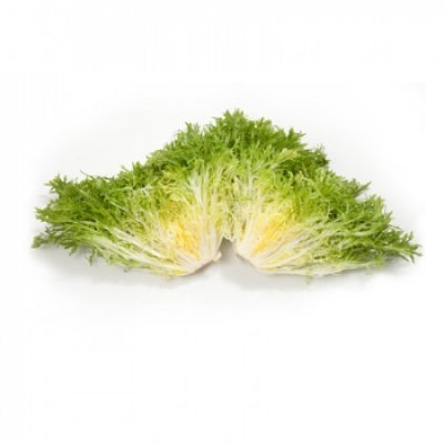 Alface frisada fresca cortada ao meio em fundo branco