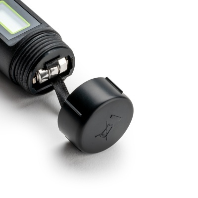 Lanterna preta com tampa removível e compartimento de pilhas