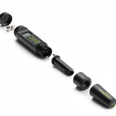 dispositivo eletrônico portátil preto desmontado com ecrã digital e botões verdes