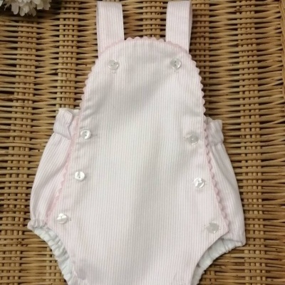 TAPA FRALDAS PEITILHO RISCAS ROSA