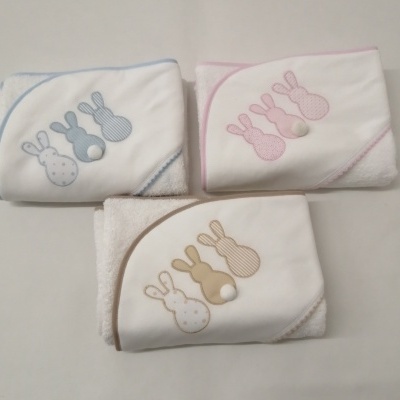 Toalhas de bebé com bordados de coelhinhos em azul, rosa e bege