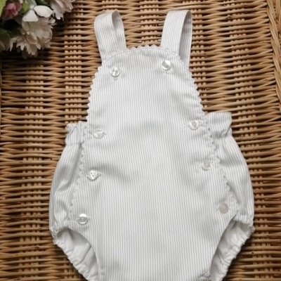 TAPA FRALDAS PEITILHO RISCAS CINZA