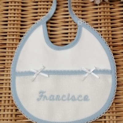 BABETE COM NOME BORDADO
