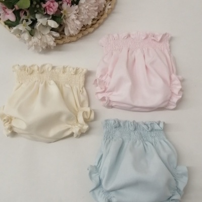 Três capas para fraldas em tecido macio nas cores creme, rosa claro e azul claro com elástico e folhos.