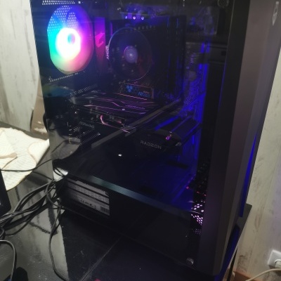 Computador de secretária com caixa preta com vidro temperado e iluminação LED colorida interna