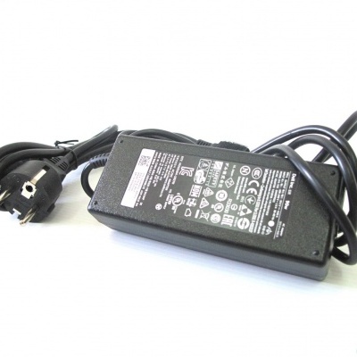 Carregador de portátil preto com cabo e etiquetas técnicas sobre fundo branco