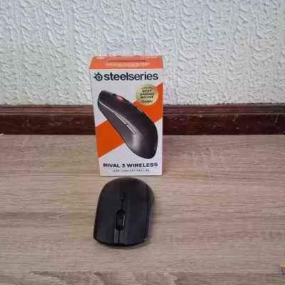 Rato wireless preto SteelSeries Rival 3 com embalagem branca e laranja