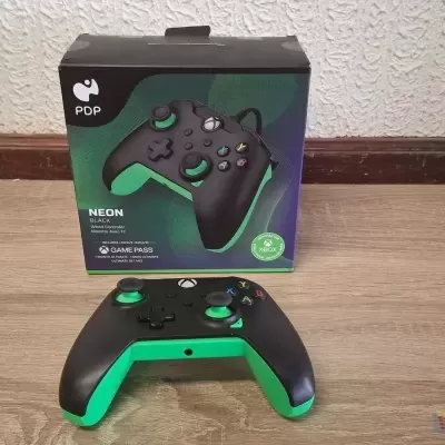 Comando POP NEON preto e verde para Xbox com caixa ao fundo