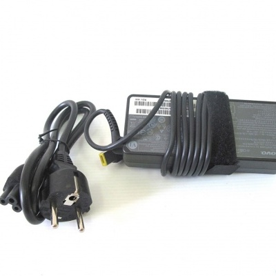 Carregador portátil preto com cabo enrolado e conector amarelo