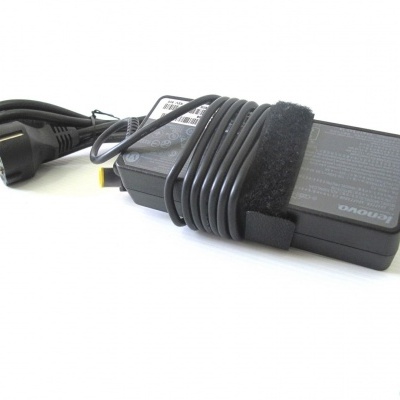 Carregador Lenovo preto para portátil com cabo dobrado sobre superfície branca