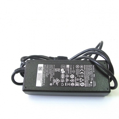 Carregador elétrico preto com cabo e etiquetas técnicas