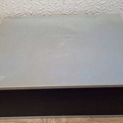 Computador desktop compacto com caixa metálica e frontal preta