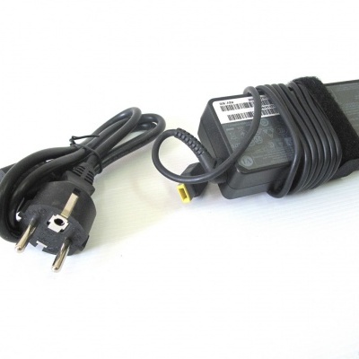 Carregador de portátil preto com cabo e plugue europeu