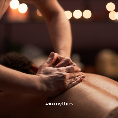 Mãos a fazer massagem nas costas de uma pessoa com texto mythos