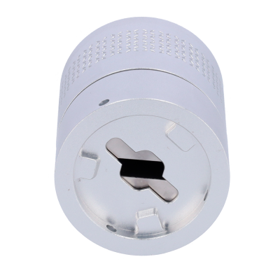 Soquete elétrico branco cilíndrico com textura perfurada