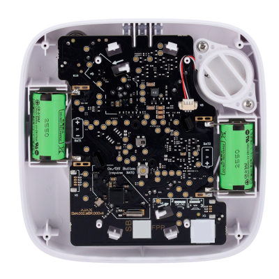 Circuito interno com duas baterias AAA verdes e placa eletrónica preta em caixa plástica branca