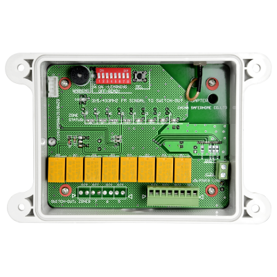 Controlador eletrônico com oito relés amarelos numa caixa branca e circuito impresso verde