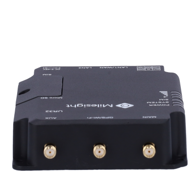 Dispositivo eletrônico preto Milesight com três conectores dourados e etiquetas visíveis