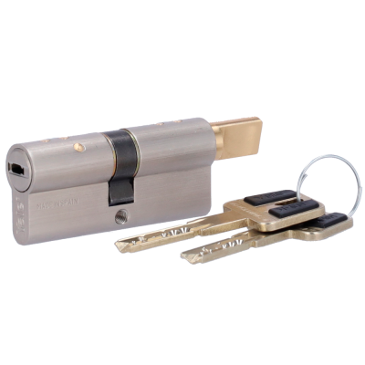 Cilindro de fechadura prateado com duas chaves douradas e detalhes pretos
