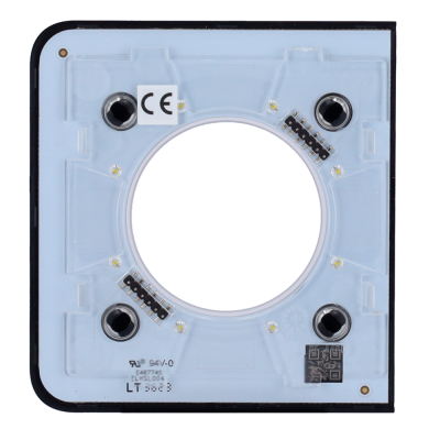 Peça quadrada transparente com orifícios pretos e LEDs, com etiquetas CE e QR code