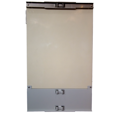 Armário metálico com porta branca lisa e fechos