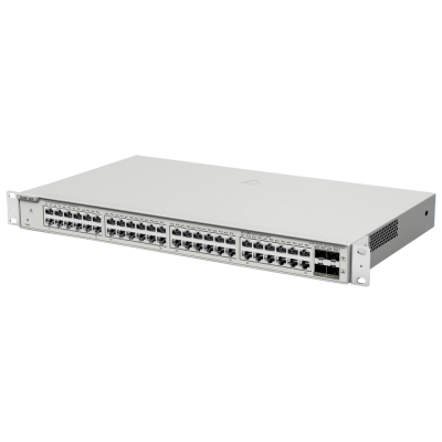 Switch de rede branco prateado com 48 portas Ethernet e 4 portas SFP
