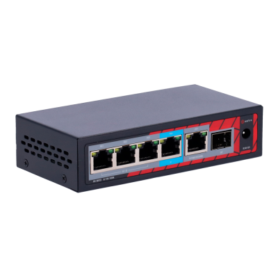 Comutador de rede Ethernet preto com várias portas RJ45 e SFP