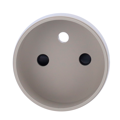 Tomada elétrica circular branca com orifícios para pinos e terra