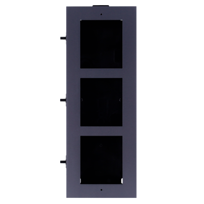 Estrutura metálica retangular cinzenta com três janelas quadradas pretas