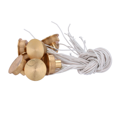 Botões dourados com fios brancos ligados