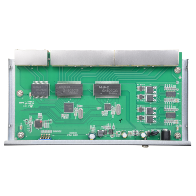 Placa eletrónica verde com chips e conectores metálicos