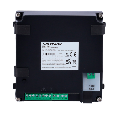 Dispositivo eletrônico Hikvision preto com etiquetas e conectores