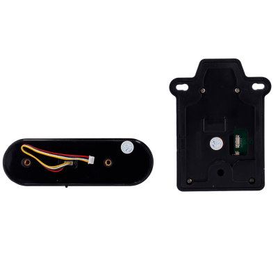 Peças eletrônicas pretas com fios e conector sobre fundo branco