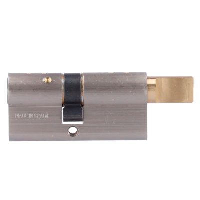 Cilindro de fechadura metálico prateado com peça dourada.