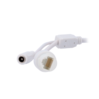 Cabo branco com conector DC e RJ45 em fundo branco