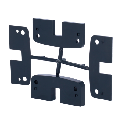 Peças plásticas pretas com furos e recortes conectadas por barra central