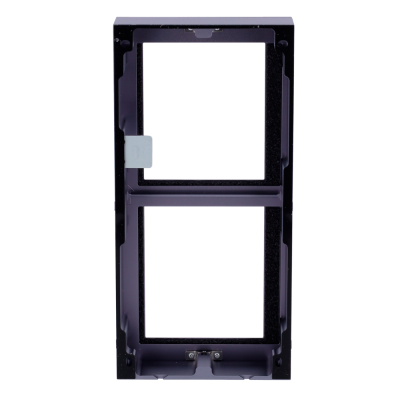 Estrutura preta de plástico com duas aberturas quadradas e etiqueta branca