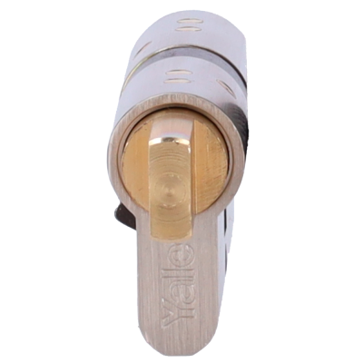 Cilindro de fechadura metálico com acabamento prateado e dourado