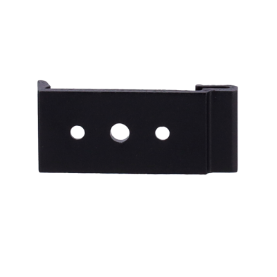 Peça metálica preta retangular com três orifícios circulares e aba dobrada