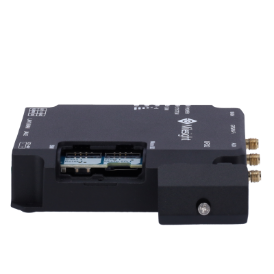 Módulo eletrônico preto com conetores e antenas douradas