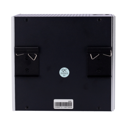 Parte inferior de equipamento eletrónico preto com etiquetas e presilhas metálicas