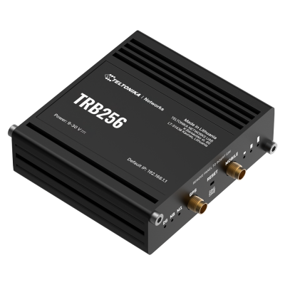 Dispositivo TRB256 preto em metal com texto branco e antenas douradas